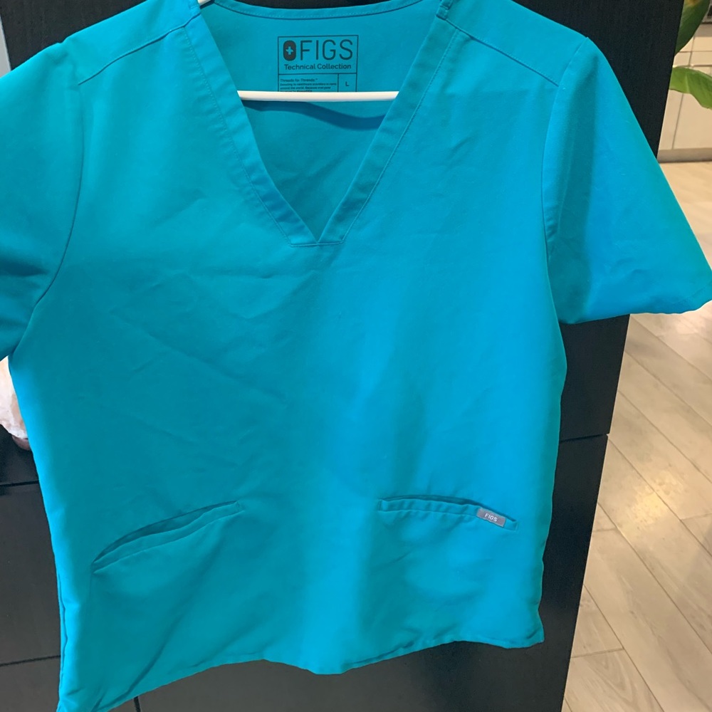 Figs casma 3 pocket scrub top in teal